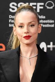 She is an actress, known for kun enkelit nukkuvat (2018), isän kosto (2018). Ester Exposito Elige Un Traje Infalible Y Muy Elegante En El Festival De San Sebastian Vogue Espana