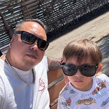 Which Pizza Hut location in Bakersfield has a buffet?