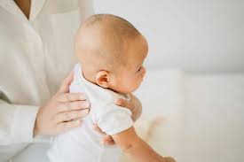 Hacer Eructar Al Bebe Recien Nacido Consejos Y Posturas Pequesalus