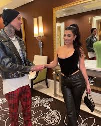 Vor 13 jahren überlebte travis barker einen schweren flugzeugabsturz. Uberlebte Flugzeugabsturz Travis Barker Fliegt Erstmals Promiflash De