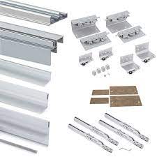 Si tratta di un nuovo prodotto per armadi con ante sovrapposte dotato di binari in allumino ad aggancio rapido e di un ammortizzatore magnetico realmente rivoluzionario in apertura e chiusura. Kit Completo Per Ante Scorrevoli Appese Di Altezza Fino A 230 Cm E Peso Fino A 50 Kg