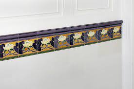 Bordüren sind das highlight und der hingucker bei jeder mit fliesen gestalteten wand. Wandfliesen Bordueren Und Sockelfliesen Mehrfarbig Und Einfarbig Inspiriation Golem Kunst Und Baukeramik Golem Baukeramik