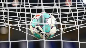 Il n'y a pas (encore ?) de diffuseur annoncé pour le match de coupe d'allemagne entre les joueurs de kaiserslautern (fondé en 1900, il y a 121 ans) et borussia m'gladbach (fondé en 1900, il y a 121 ans) qui aura lieu le lundi 09 août à 20h45. Fussball Gegen Gladbach Kaiserslautern Bekommt Spiel Im Free Tv Zeit Online