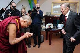 Václav havel se narodil 5. Dalajlama Se Setkal S Havlem Daroval Mu Sal A Zlate Kolo Idnes Cz