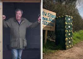 Jeremy charles robert clarkson, né le 11 avril 1960 à doncaster, est un présentateur et journaliste britannique spécialisé dans l'automobile. Jeremy Clarkson Sells His Diddly Squat Spuds From Chipping Norton Roadside Oxford Mail