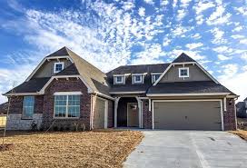 Simmons Homes Bailey Plan Traditional Elevation New Homes Tulsa 2 300 Sq Ft 4 Bedrooms 3 Bat Exterior Brick Home Builders