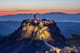 Su una rupe che si erge nella valle dei calanchi nel cuore della il centro storico di civita di bagnoregio in una immagine caratteristica con case di tufo. L Alba Di Civita Di Bagnoregio Concorso Fotografico Borghi D Italia