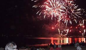 Feu d'artifice tiré en mer, feu d'artifice musical, il y en a pour tous les goûts! Loire Atlantique Pas De Feux D Artifice Non Plus Le 15 Aout Nantes Maville Com