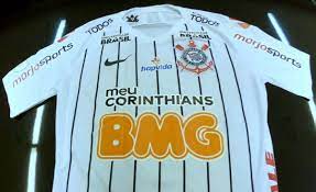 Atuando mais uma vez pela faixa esquerda do campo de ataque, o camisa 14 foi participativo e apareceu levando perigo ao corinthians, no jogo que terminou com vitória por 3 a 0 da equipe. Corinthians Lota Camisas Com Patrocinios E Divide Opinioes Nas Redes Sociais Mantos Do Futebol