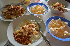 Tahu putih ukuran 10x10x5 cm, potong dadu • ke tupat / lontong, potong2 • kacang tanah, goreng matang • bawang putih besar, kupas • munjung petis udang • kecap manis (sesuai selera) • telur • seledri, iris tipis. Bubur Ayam Kupat Tahu Khas Bandung Tempat Makan Di Jogja