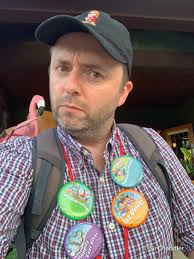 Los badges o pins que se pueden pedir en Disney si hay algo por celebrar o  es la primera vez que vas