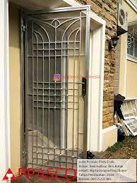 Jika anda menginginkan rumah dengan kesan yang mewah dan juga kesan tampilan halaman belakang yang cukup luas, maka pagar besi hollow galvanis minimalis dengan warna putih bisa menjadi pilihan. Pin Di Desain Teralis Dan Pintu