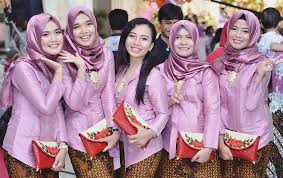 Ragam kebaya modern, dari gaya santai, hijab, dan resmi. 10 Inspirasi Gaun Kebaya Bridesmaid Berhijab Sopan Dan Jauh Dari Kesan Berlebihan