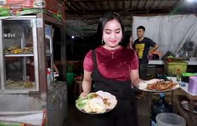 Beli sambal bebek enak dan beda rasanya, resep sambal bebek goreng madura,. Wanita Cantik Penjual Nasi Bebek Goreng Ini Laris Diserbu Pembeli Kecantikan Wanita