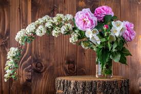 ✓ free for commercial use ✓ high quality images. Bouquet With Pink And White Flowers On A Wooden Background On A Stump Creative Commons Bilder
