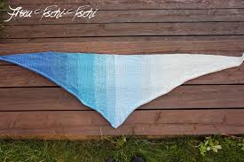 90cm (gemessen von der oberen kante bis zur spitze) lautet die berechnung: Frau Tschi Tschi Einfaches Dreieckstuch Mit Farbverlauf Hakeln Anleitung Kostenlos