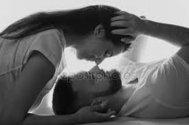 Resultado de imagem para imagens de duas pessoas feias se beijando e deitadas na praia