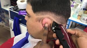 Este corte texturizado es una de las mejores tendencias para el cabello masculino en 2021 y también uno de los mejores cortes de pelo para niños. Mid Fade Corte De Pelo Taper Bajo Peinados
