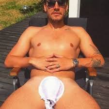 Nicklas bendtner ist ein schillernder fußballer, der immer wieder für aufsehen sorgt. Lord Bendtner Habe 7 Millionen Am Pokertisch Verzockt Blick