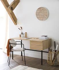 Idéal pour créer un espace de travail à la fois pratique et élégant, ce bureau se distingue par sa construction moderne et son design épuré. Bureau 2 Tiroirs En Chene Massif Et Metal Noir Magnus Maisons Du Monde Rien Compare A Meme Compare A Vient Meme Haus Deko Schwarzes Metall Mattschwarz