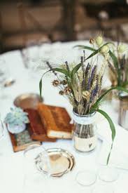 Centre De Table Centre Table Ble Lavande Vintage Livres Plante Grasse Fleuriste Shopping Flor Nice C Avec Images Deco Table Mariage Centre De Table Fleurs