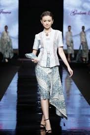 Maybe you would like to learn more about one of these? Model Kebaya Kartini Dengan Kombinasi Rok Dan Lengan Pendek Termodis Jakarta Fashion Week Batik Fashion Model Kebaya Modern