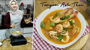 Masak sehingga mendidih (kacau sentiasa untuk mengelakkan santan pecah.) masukkan seafood dan perasakan dengan sos ikan thai dan susu pekat manis. Cooking Show Tomyam Asli Thai Tanpa Perencah Macam Di Restoran Youtube