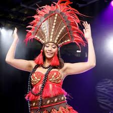 Vaimalama Chaves Sensationnelle Et A Croquer Elle Joue Les Mannequins Mannequins Les Plus Belles Robes Festival De Film