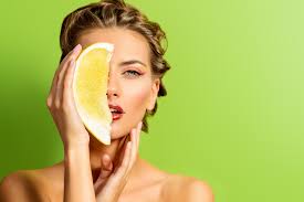 Frutta e verdura , nonché proteine, fibre e cereali integrali. Rughe Tutti I Cibi Che Ringiovaniscono O Invecchiano La Pelle Sale Pepe