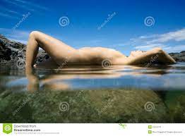 Nackte Frau im Wasser. stockfoto. Bild von brust, horizontal - 2424476