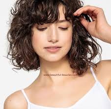 Carre Flou Ondule Boucle Avec Frange Idee Coiffure Et Coupe Photos Cheveux B Coupe Cheveux Ondules Cheveux Ondules Mi Longs Coupe Cheveux Mi Long Boucles