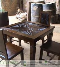 Produk meja makan jati minimalis terbaru ini terdiri dari satu meja makan dan enam kursi makan, ini formasi yang sangat pas untuk di terapkan pada ruang makan. Set Meja Makan Kawung Jati Minimalis Griya Mebel