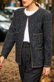 Après des années de complexes, de manque de confiance en moi et à ne plaire à aucun homme, je découvre que la confiance en soi s'apprend. Tendance Mode Comment Porter La Couleur Star De L Annee 2021 Vogue Paris