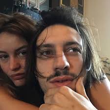 Voir plus d'idées sur le thème romeo elvis, roméo, elvis. Romeo Elvis Bientot Papa La Photo Qui Seme Le Doute