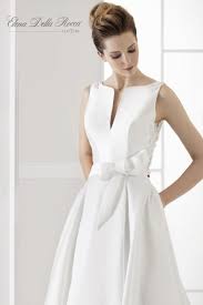 La collezione abiti da sposa 2020 di alessandra rinaudo ci riesce di sicuro con la modernità di emily, abito da sposa componibile in cui lo spacco laterale della gonna è abbinato ad un top fasciato con scollatura ondulata. Abiti Da Sposa Collezione 2020 Lecce E Provincia