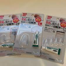 ダイソーの 壁紙に貼れるフック が優秀すぎる キッチンも玄関まわりもスッキリ 壁傷つけない インテリア 収納 ほうき収納