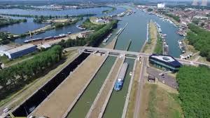 De bewoners van de omliggende gemeenten moesten het gebied zo snel mogelijk. Sluis Maasbracht Julianakanaal Youtube