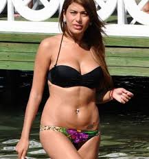 Evdekal hamile olan eski model ebru şancı'yı nişantaşı'nda sahibi olduğu moda evine girerken görüntülendi. Derin Dekolteli Guzel
