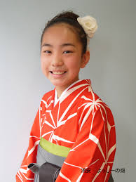 袴を着付けた小学生の卒業式卒園式の髪型ヘアアレンジ美容室