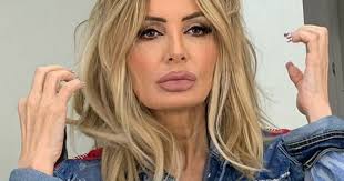 12 octombrie 1968, bucurești) este o cântăreață română de origine maghiară. Cum A Ajuns SÄƒ Arate Daniela Gyorfi La 51 De Ani DupÄƒ Ce È™i A FÄƒcut O NouÄƒ OperaÈ›ie EsteticÄƒ B1 Ro