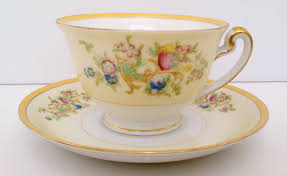 All pieces made in japan. Meito China Cup And Saucer Made In Japan Pale Yellow And White With Floral Motif And Heavy Gold Trim Porcelana Fina Porcelana Taza