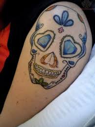On poursuit en cet fin d'après midi nos articles sur le thème des modèles de tattoos les plus populaires dans les salons de tatoueurs avec un tatouage salon de tatouage tatouage traditionnel tete de calavera tatouages corporels tatouage crâne mexicain crane mort. Tete De Mort Mexicaine Tatouage Oeil Diamant