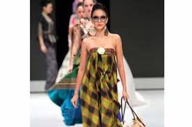 Cara membuat alat kocok dari gantungan baju. Alternatif Berbusana Dengan Sarung Lewat Quot Draping Quot