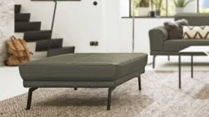 Hast du etwas mehr platz, kannst du die sofas auch mit anderen sitzmöbeln wie hockern und sesseln zu einer sitzgruppe arrangieren. Mobel Eilers Apen Markenshops Polstermobel Interliving Interliving Sofa Serie 4102 Hocker Olivfarbenes Leder Mercury Schwarze Metallfusse Ca 91 X 91 Cm