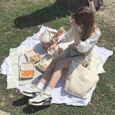 顔隠し写真 ってなんか可愛い インスタグラマーに学ぶ撮り方6選 したいが見つかる 流行先取りメディア petrel ペトレル picnic chụp ảnh hinh ảnh