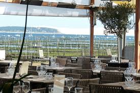 Vous pourrez déguster un apéritif au bar ou dans un petit coin salon chaleureux et convivial, pour rester entre amis. France Pascal Nibaudeau News Online Chaine Des Rotisseurs