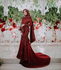 Brokat kombinasi warna gold dan maroon : 30 Model Kebaya Merah Maroon Inspirasi Terbaik 2020