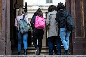 Massa Carrara, pagava le alunne in cambio di «giochi erotici»: arrestato  prof delle medie - Open