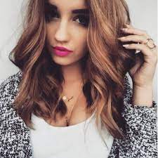 16 Flattering Medium Hairstyles For 2021 Pretty Designs Medium Hair Styles Hair Styles Chin Length Hair