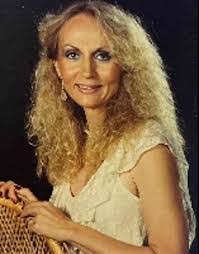 Leslie Hurst's Instagram, Twitter & Facebook